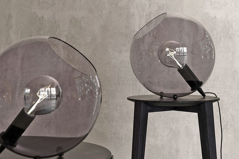 Rendering di prodotto, lampade di design per comodini con protezione in vetro.